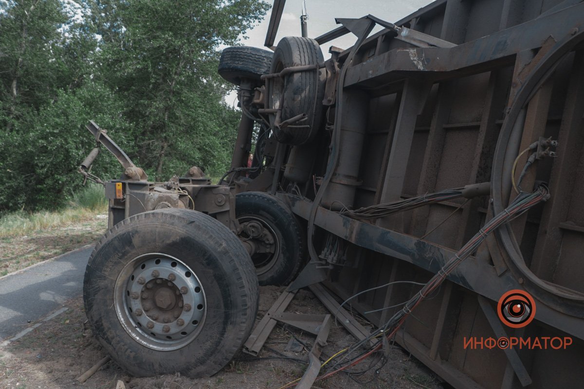 Здесь перевернулся прицеп с несколькими тоннами семян подсолнечника