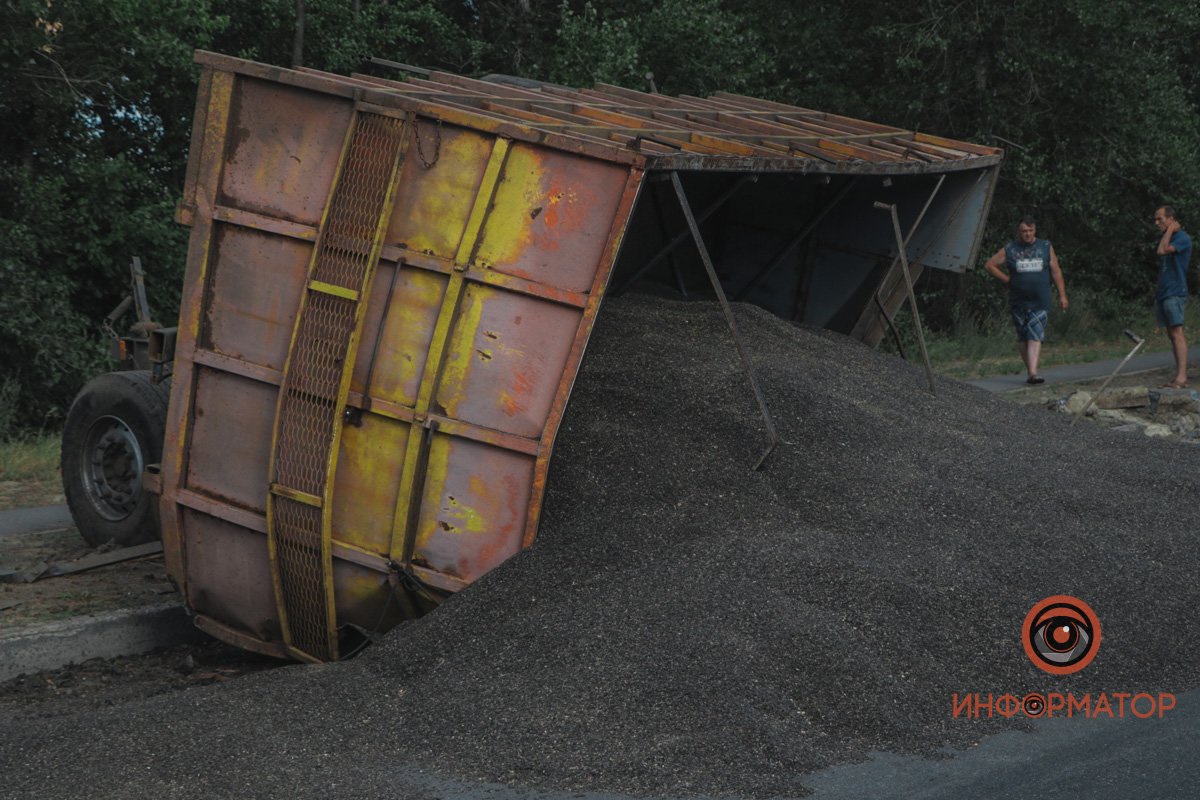 По информации от очевидцев, все произошло из-за лопнувшего крепежа