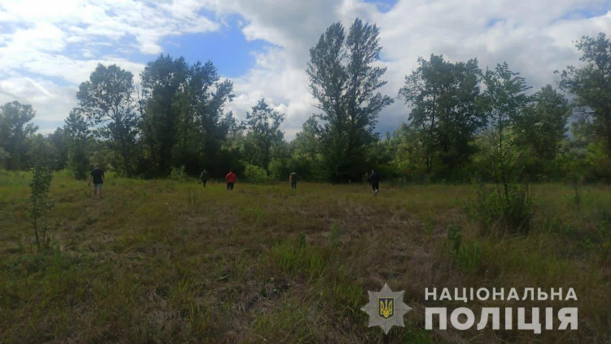 Полицейские, местные жители и волонтеры прочесывают село Проточи и местность вокруг Полицейские, местные жители и волонтеры прочесывают село Проточи и местность вокруг