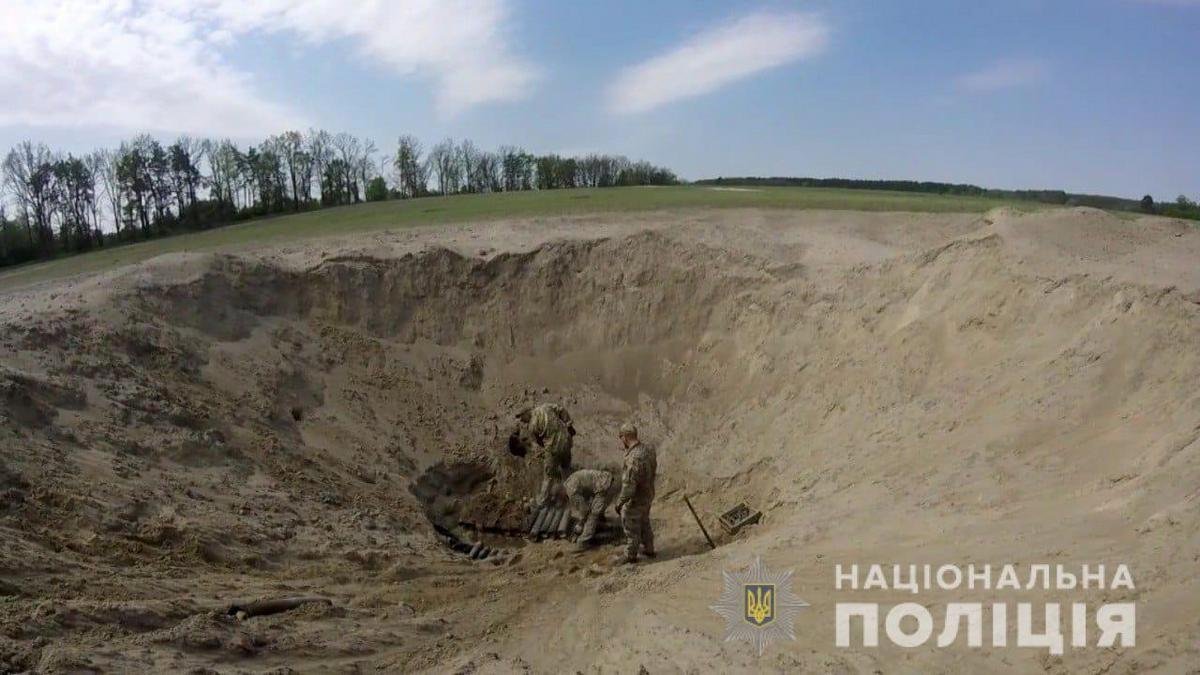 На сегодня они осмотрели более 1590 гектаров территории и уничтожили почти 13 тысяч неразорвавшихся снарядов противника