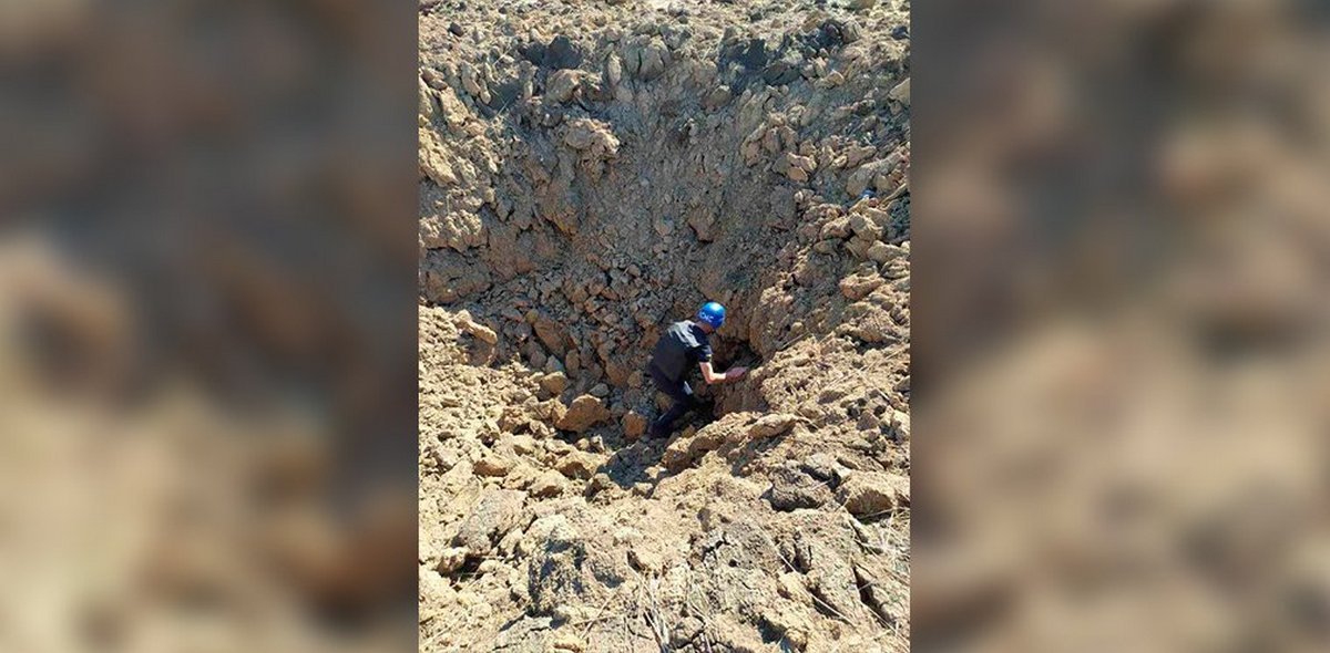 На месте ударов образовалась воронка