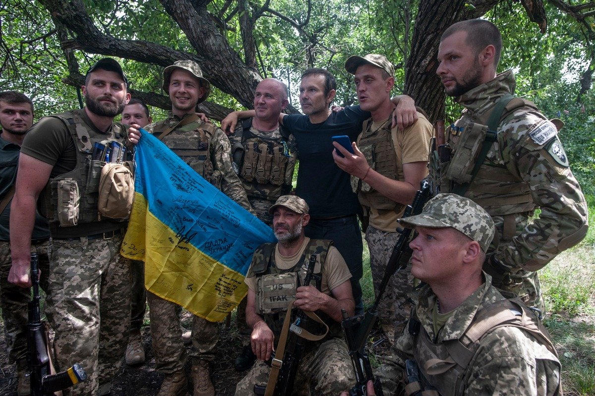 Вокалист группы "Океан Ельзи" Святослав Вакарчук 14 июля спел для бойцов 93-ей бригады "Холодний Яр"