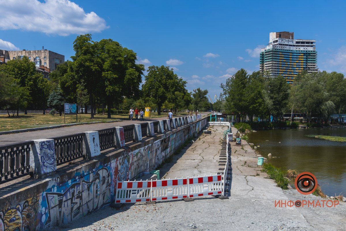 Облицовка обвалилась на участке возле ресторана "Поплавок" Облицовка обвалилась на участке возле ресторана "Поплавок"
