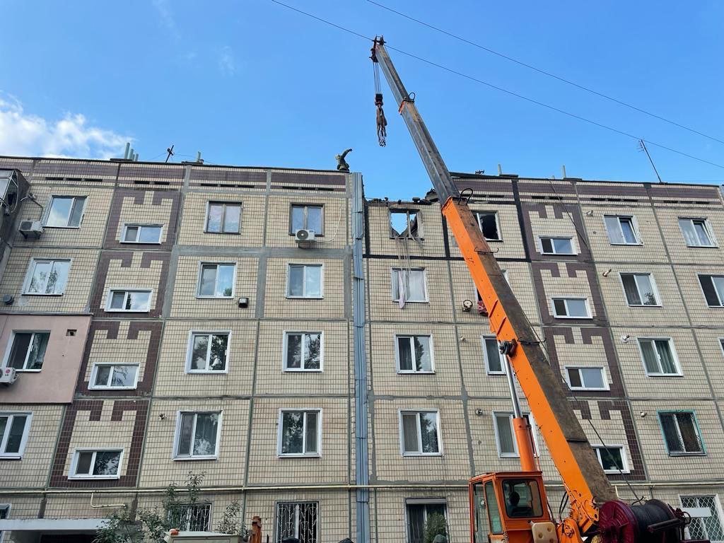 Під завалами знаходятсься люди