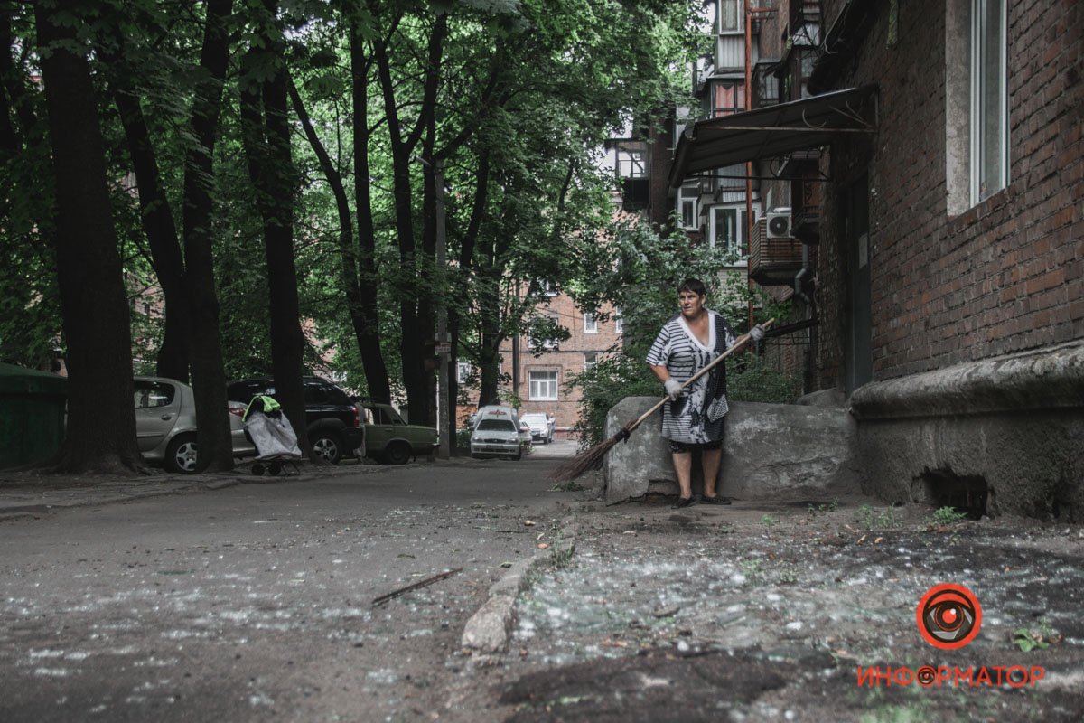 При вході у двір При вході у двір