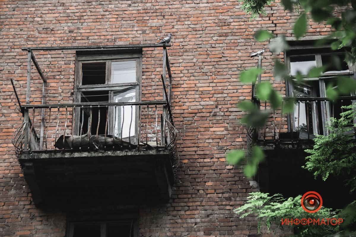 Треба триматися подалі від вікон Треба триматися подалі від вікон