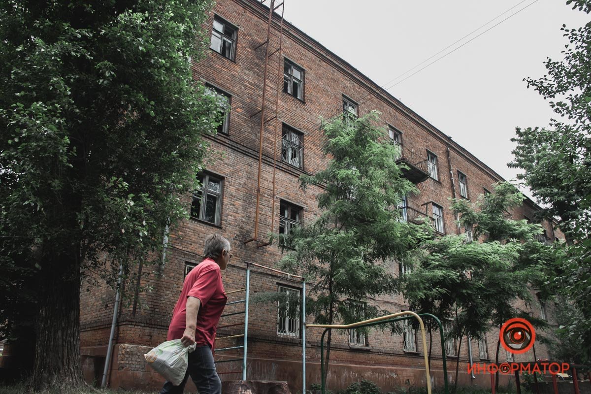 Люди проходять і обертаються Люди проходять і обертаються