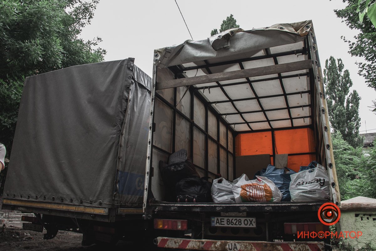 Люди викликаюсь вантажні машини, щоб по декілька сімей вивозити майно Люди викликаюсь вантажні машини, щоб по декілька сімей вивозити майно