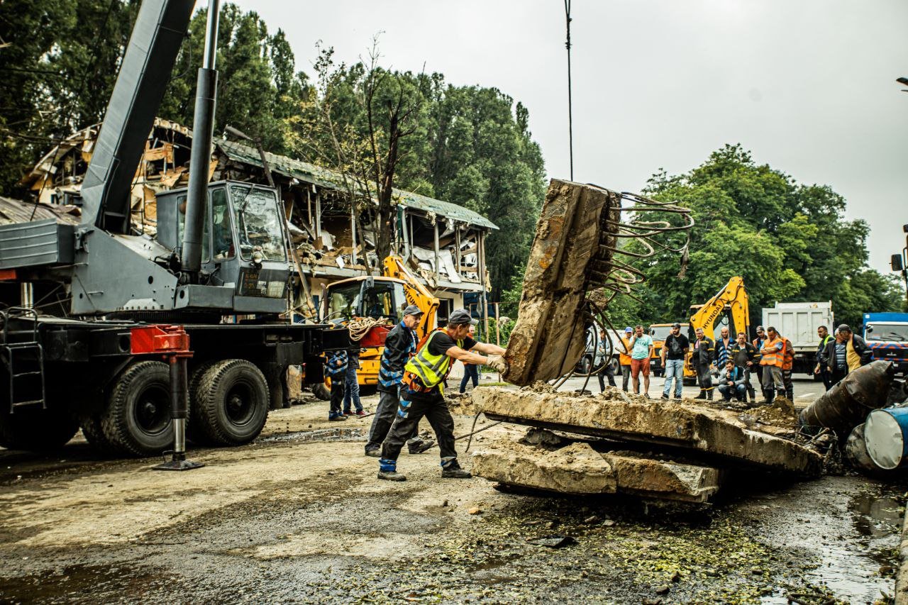 Посеред вулиці – величезна воронка Посеред вулиці – величезна воронка