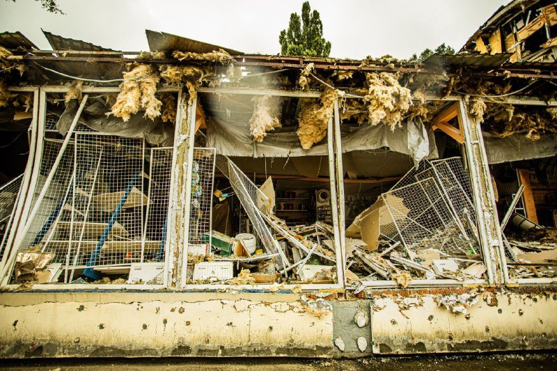 Напроти – зруйнований магазин Напроти – зруйнований магазин