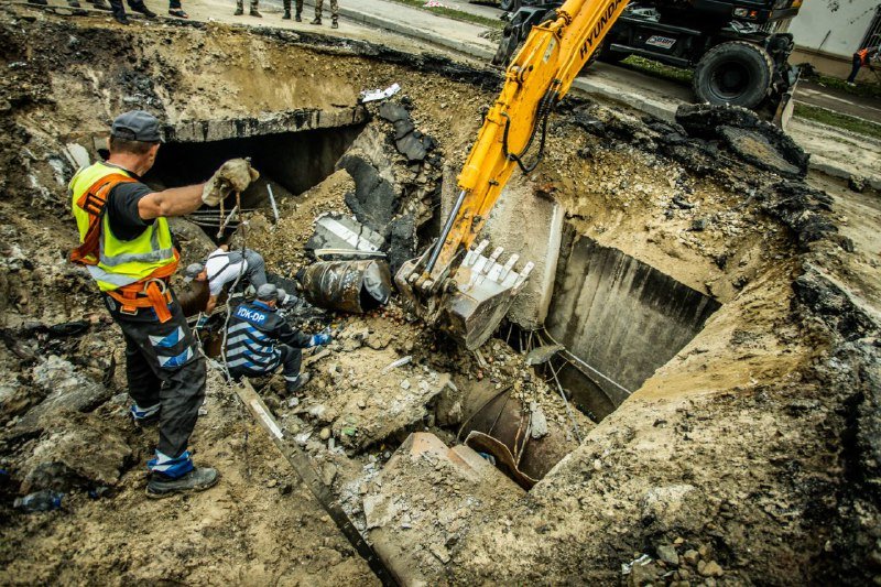 З іншого боку – пошкоджені житлові будинки з вибитими вікнами та дверима З іншого боку – пошкоджені житлові будинки з вибитими вікнами та дверима