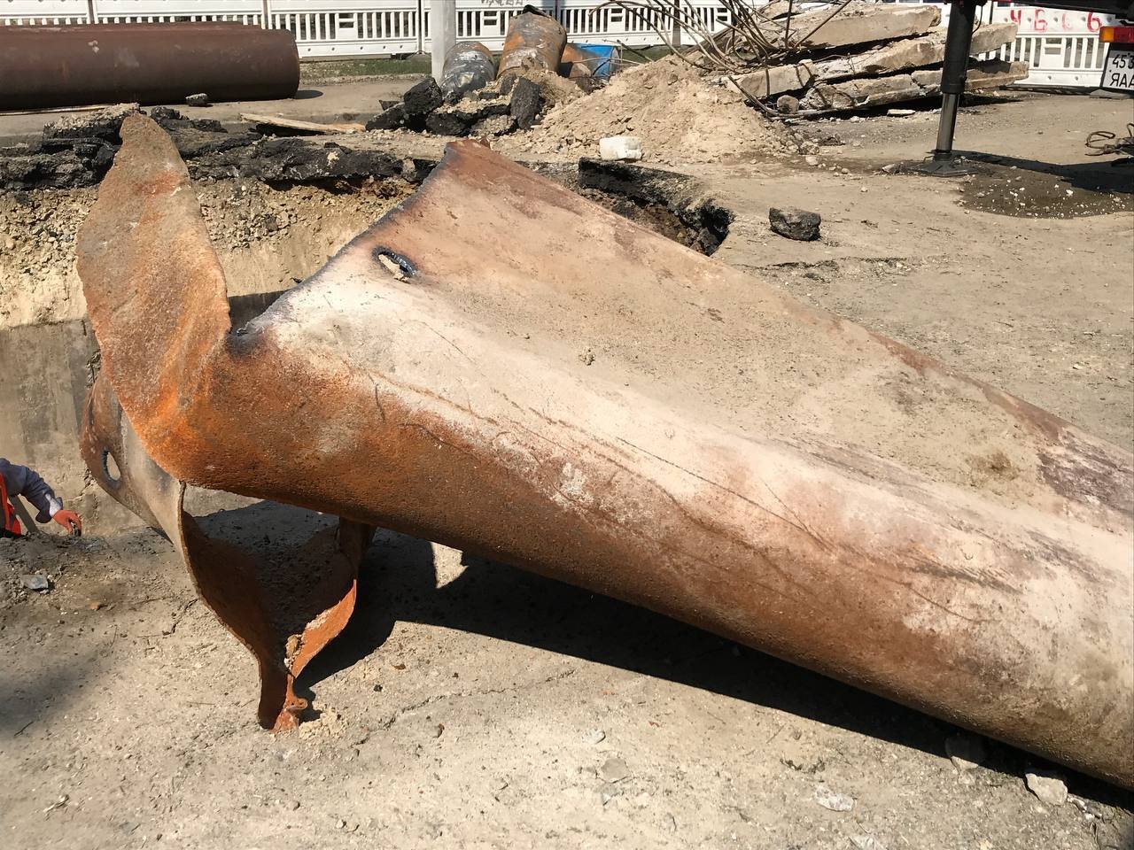 Робітники вживають всі можливі заходи для найскорішого відновлення водопостачання Робітники вживають всі можливі заходи для найскорішого відновлення водопостачання