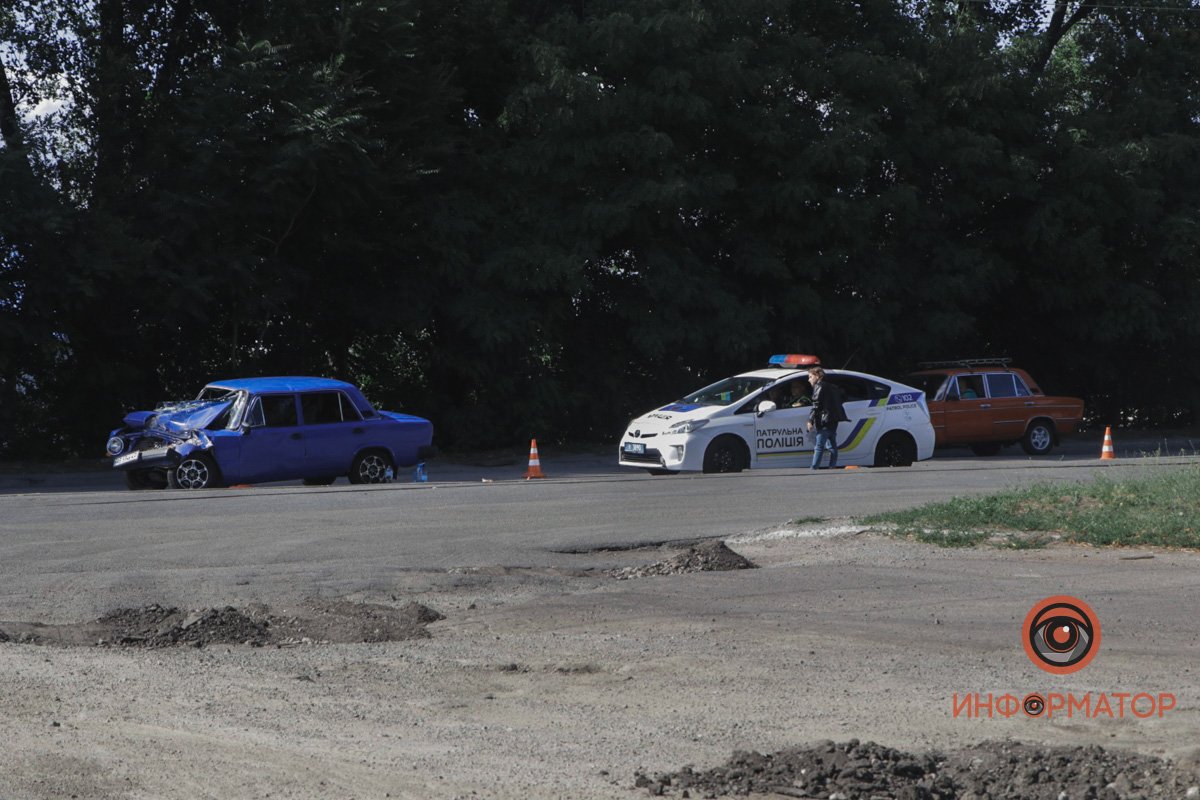 Тут автомобіль ВАЗ врізався у вантажівку Тут автомобіль ВАЗ врізався у вантажівку