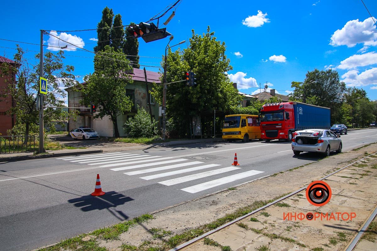 Він вийшов на дорогу на червоний сигнал світлофора Він вийшов на дорогу на червоний сигнал світлофора