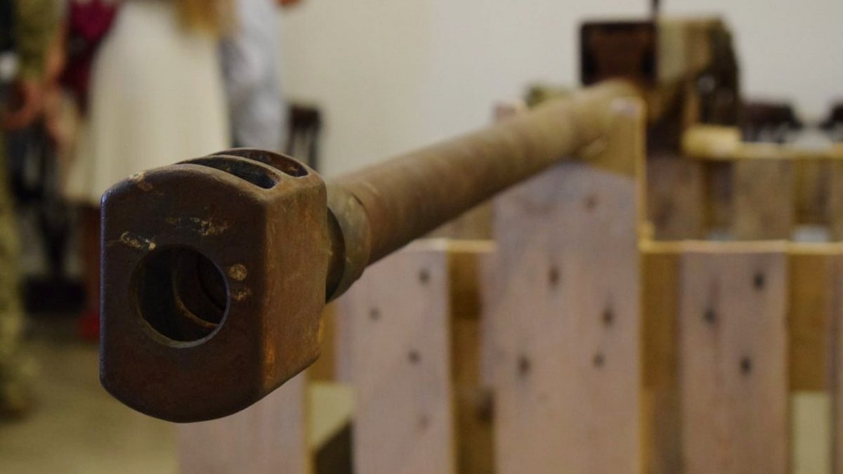 До Музею історії Дніпра передали бойовий трофей – гармату від ворожої БМП-2