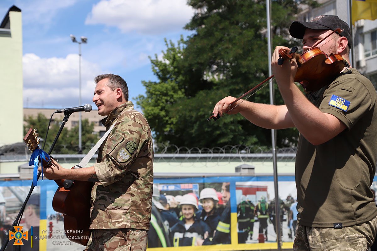 Коля Серга зі скрипалем