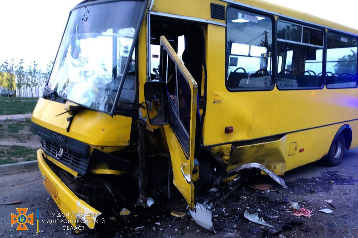 Сталася дорожньо-транспортна пригода за участю автобуса «Еталон» та легковика «Toyota»