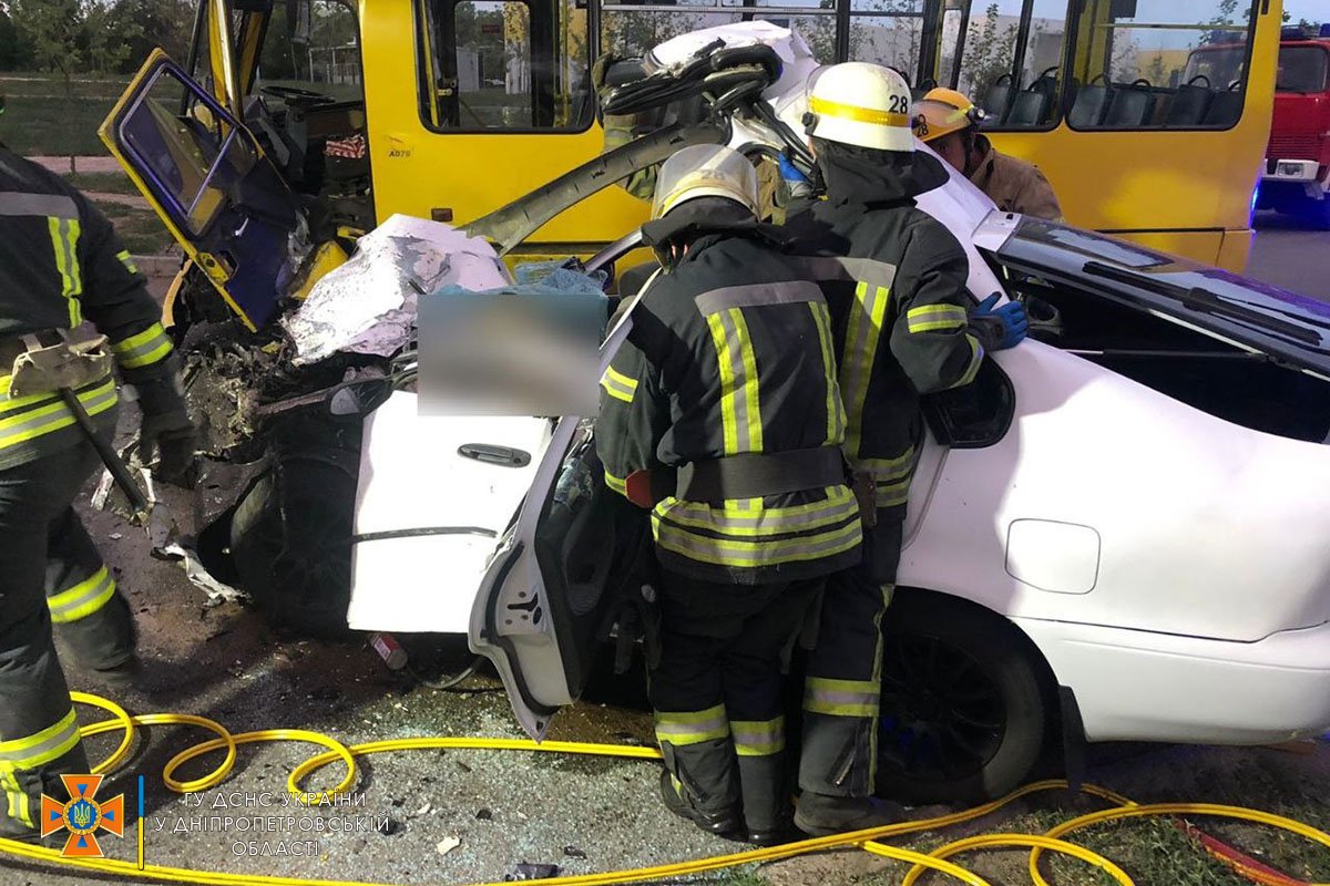 Трьох пасажирів автомобіля «Toyota» свідки події самостійно дістали з автівки