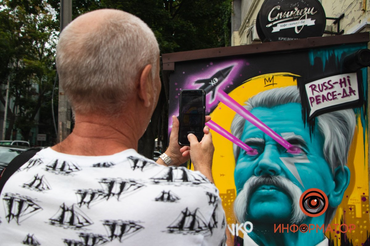 Вже перехожі фотографують 