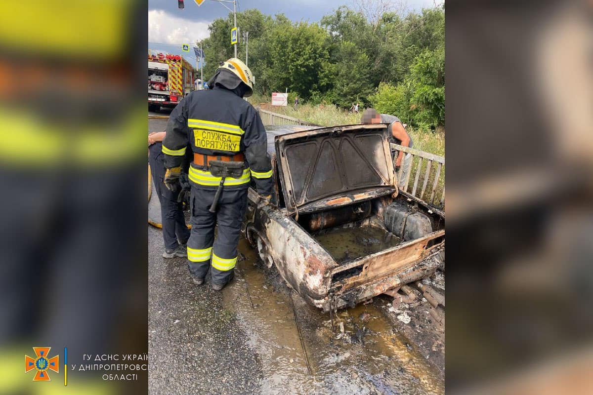 На Криворізькому шосе горів ВАЗ На Криворізькому шосе горів ВАЗ