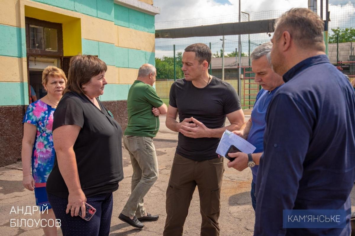 Міський голова Кам'янського Андрій Білоусов проінспектував процес облаштування бомбосховищ та тимчасових укриттів в школах Міський голова Кам'янського Андрій Білоусов проінспектував процес облаштування бомбосховищ та тимчасових укриттів в школах