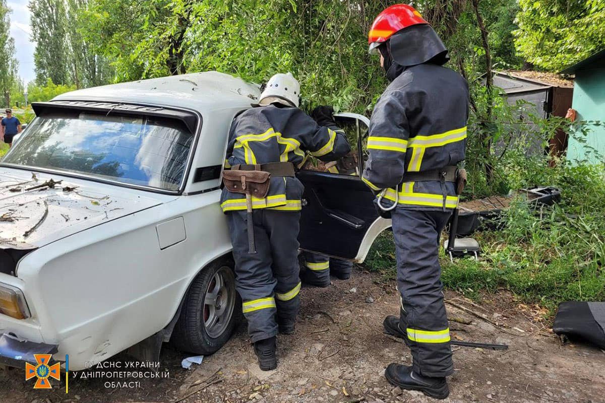 ВАЗ врізався у дерево ВАЗ врізався у дерево