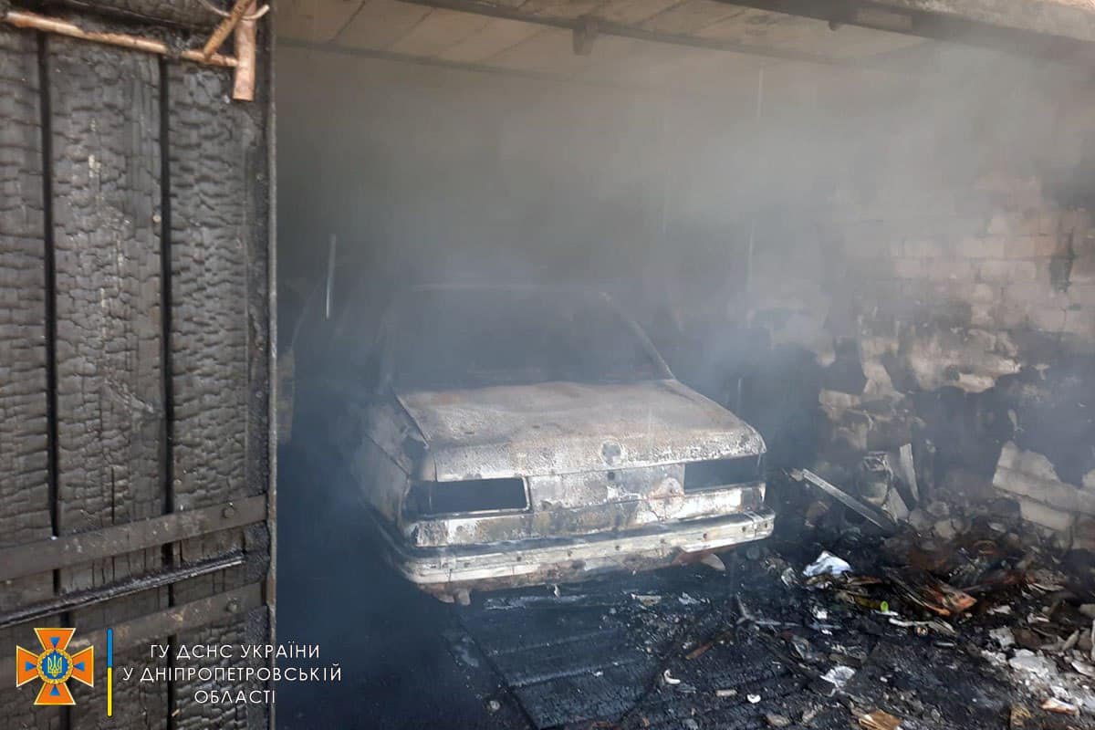 Пожежники встановили, що пожежа виникла всередині гаражу, в якому знаходиться легковий автомобіль Пожежники встановили, що пожежа виникла всередині гаражу, в якому знаходиться легковий автомобіль