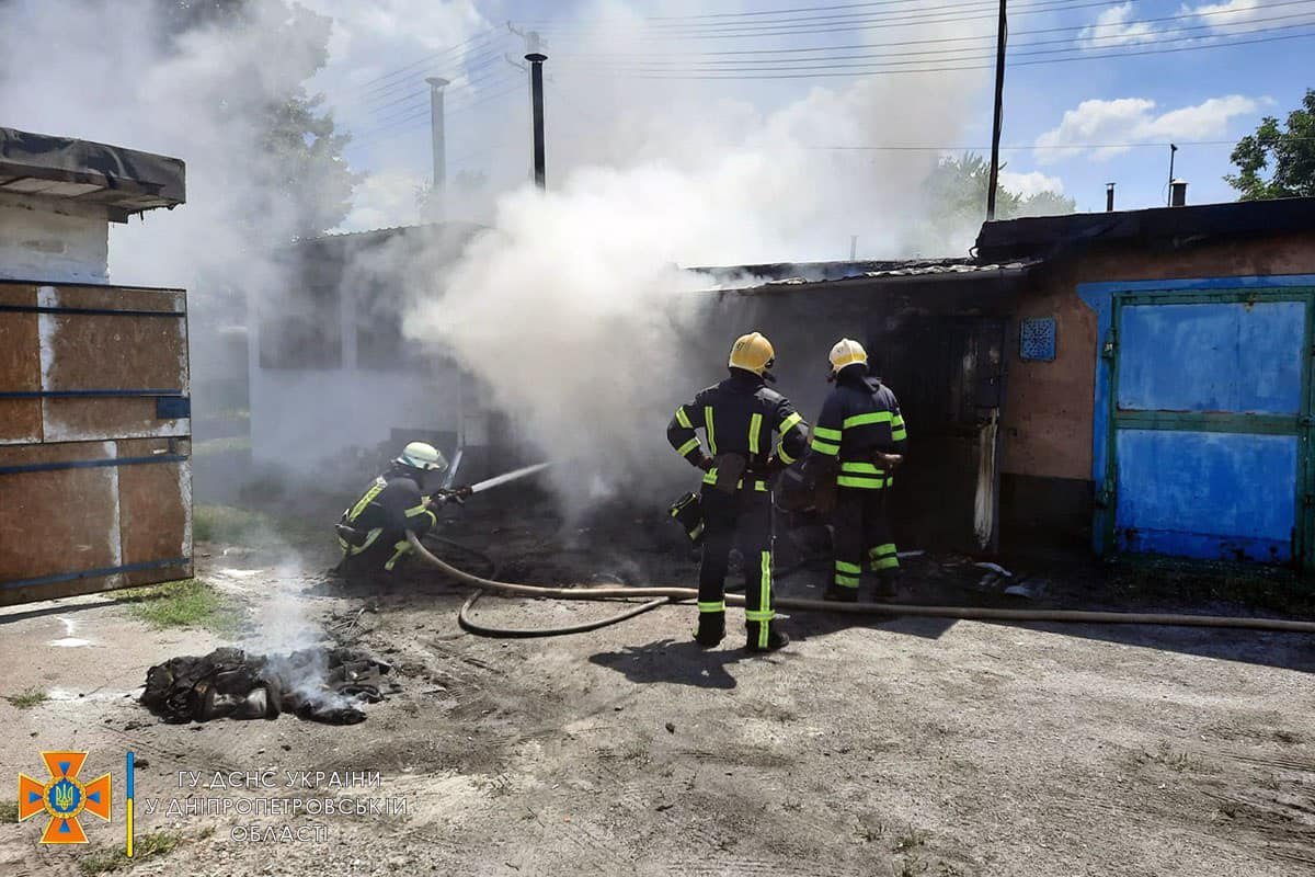 Полум’я охопило майже всю площу та була загроза розповсюдження його на поруч розташовані гаражі Полум’я охопило майже всю площу та була загроза розповсюдження його на поруч розташовані гаражі