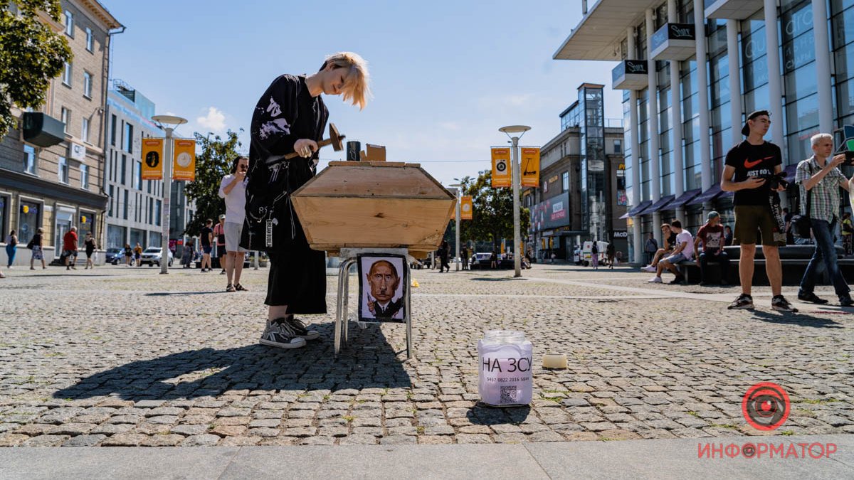 В Днепре прошла благотворительная акция в поддержку ВСУ "Забей гвоздь в крышку гроба путлера"
