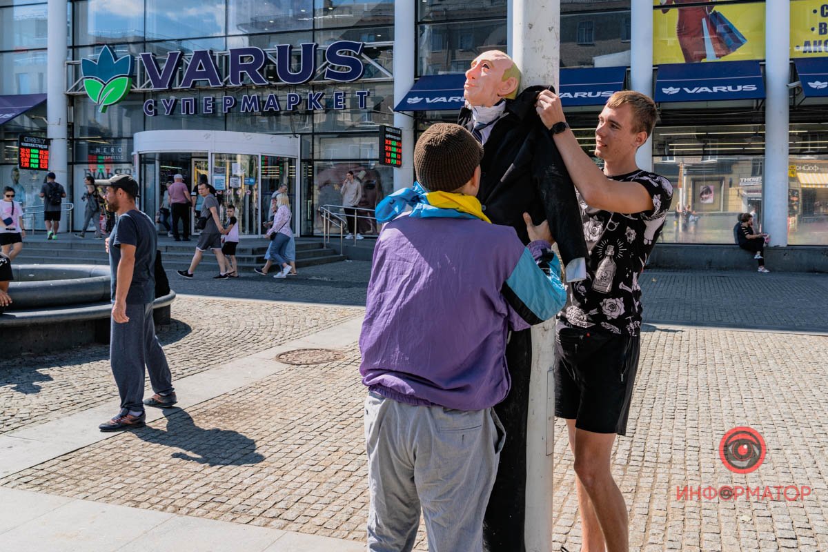 Ляльку прив'язали до стовба Ляльку прив'язали до стовба