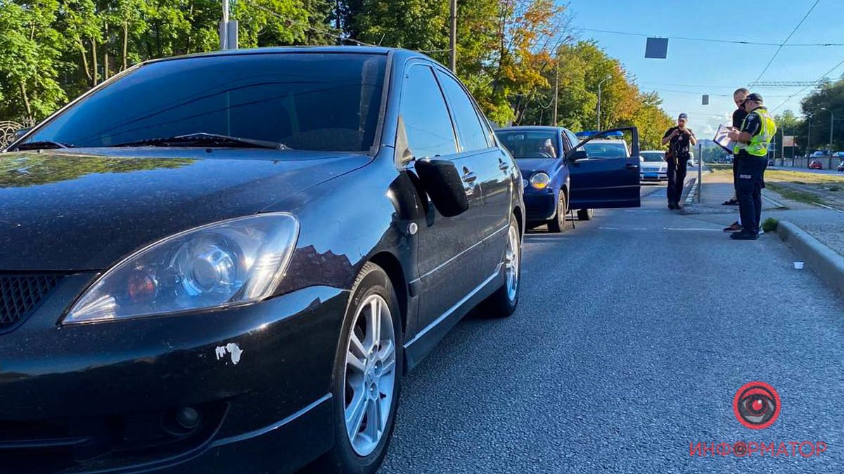 За попередньою інформацією від поліцейських, чоловік в стані алкогольного сп'яніння вибіг на дорогу, після цього йому почали сигналити водії За попередньою інформацією від поліцейських, чоловік в стані алкогольного сп'яніння вибіг на дорогу, після цього йому почали сигналити водії