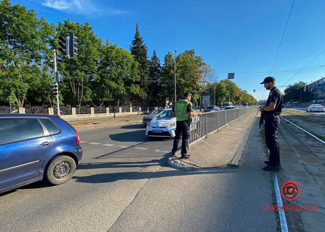 В сторону центру на зелене світло рухався автомобіль Mitsubishi та зачепив чоловіка дзеркалом В сторону центру на зелене світло рухався автомобіль Mitsubishi та зачепив чоловіка дзеркалом
