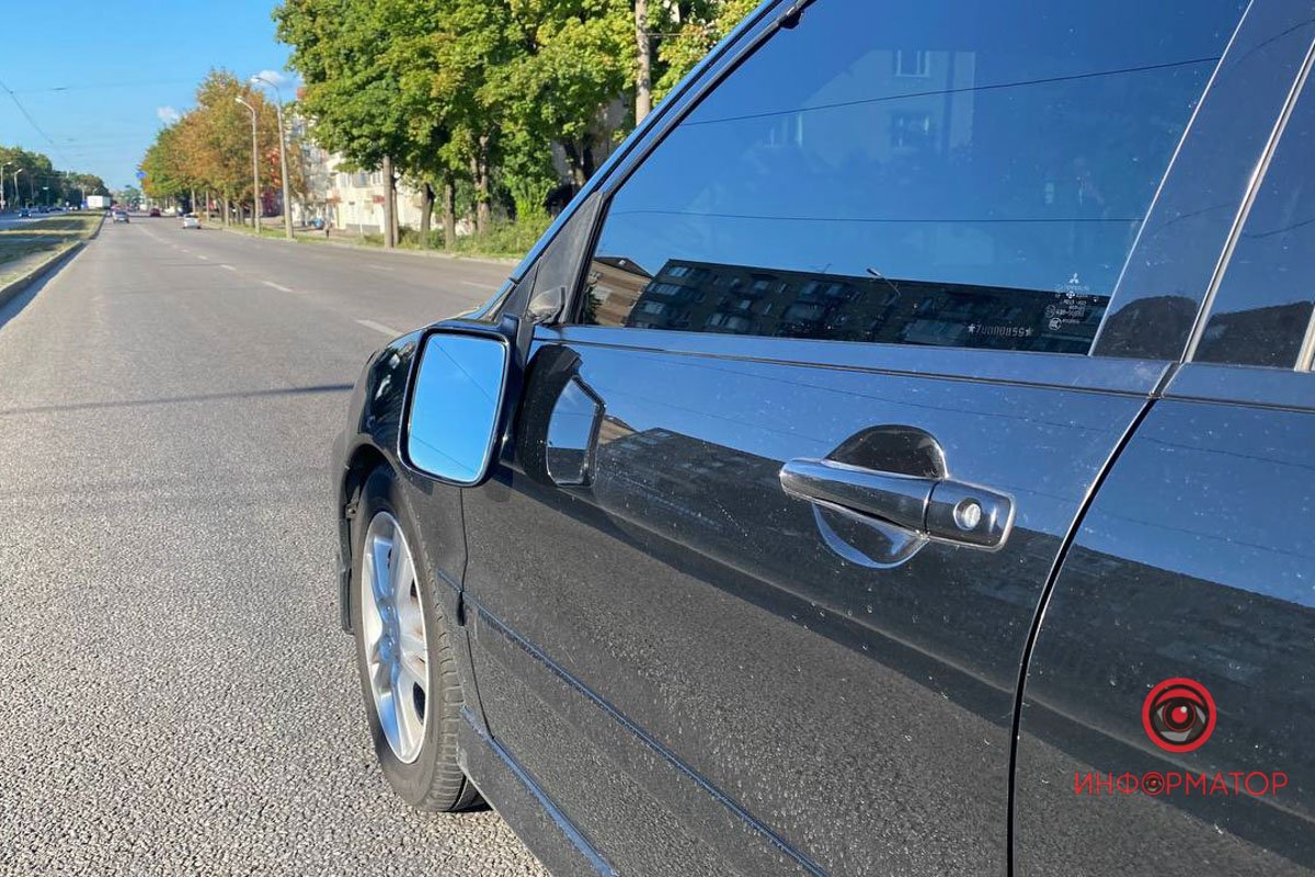 Позаду їхав Volkswagen і водій не розраховуючи на такий маневр врізався у Mitsubishi. Позаду їхав Volkswagen і водій не розраховуючи на такий маневр врізався у Mitsubishi.