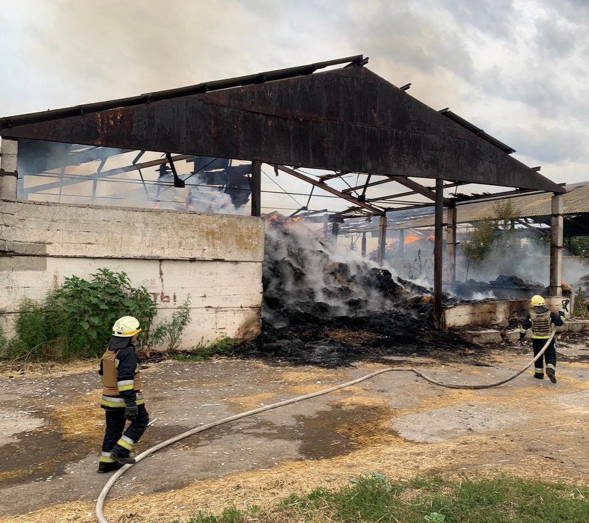 Там сталося займання двох ангарів. Пожежу вогнеборці приборкали