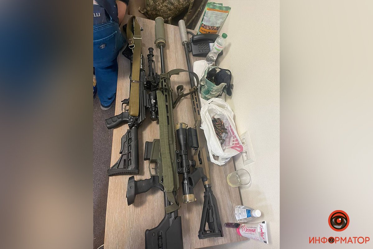 Правоохоронці вилучили автомати, снайперські гвинтівки, закордонні РПГ, а також багато патронів і гранат Правоохоронці вилучили автомати, снайперські гвинтівки, закордонні РПГ, а також багато патронів і гранат