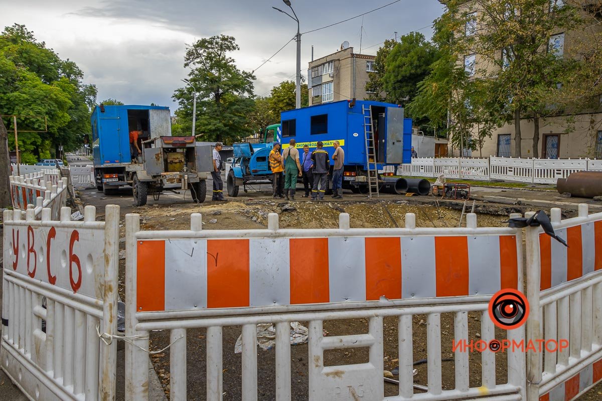 На місці працюють 2 бригади комунальників та 4 одиниці техніки