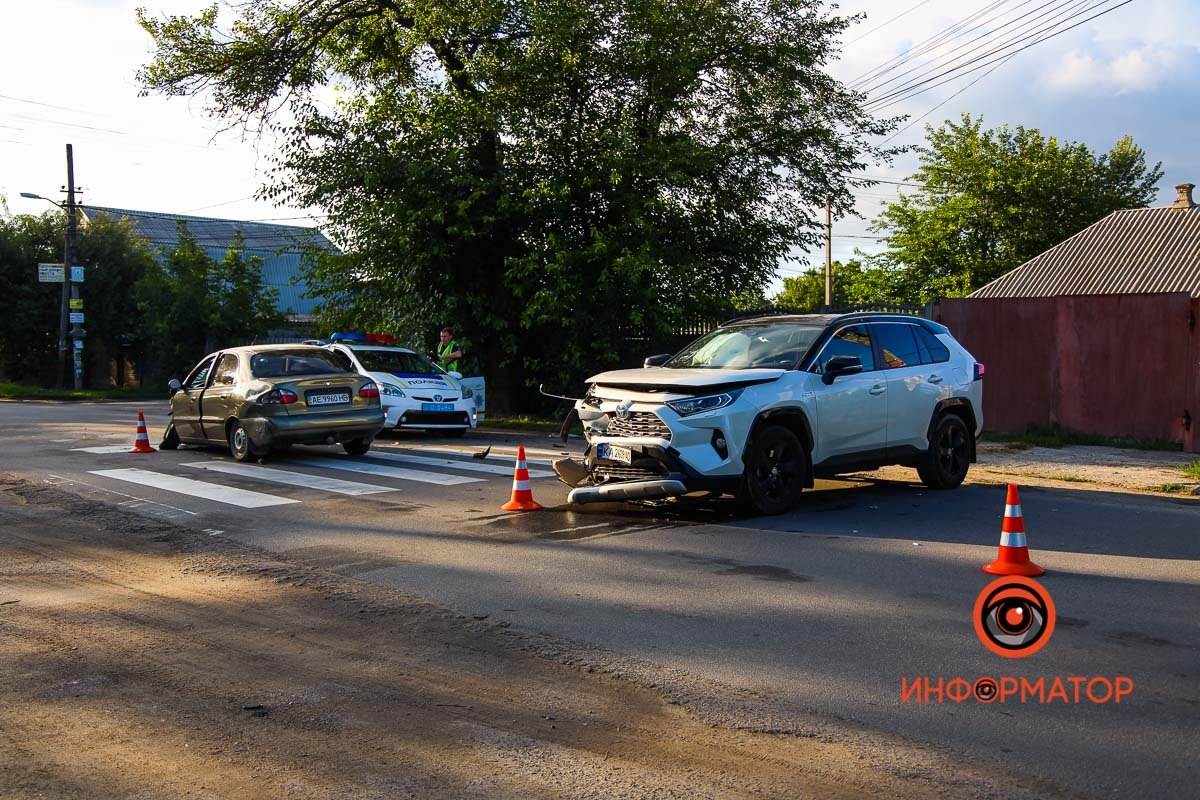 В Днепре на Петрозаводской столкнулись Daewoo и Toyota: пострадал пожилой мужчина 2