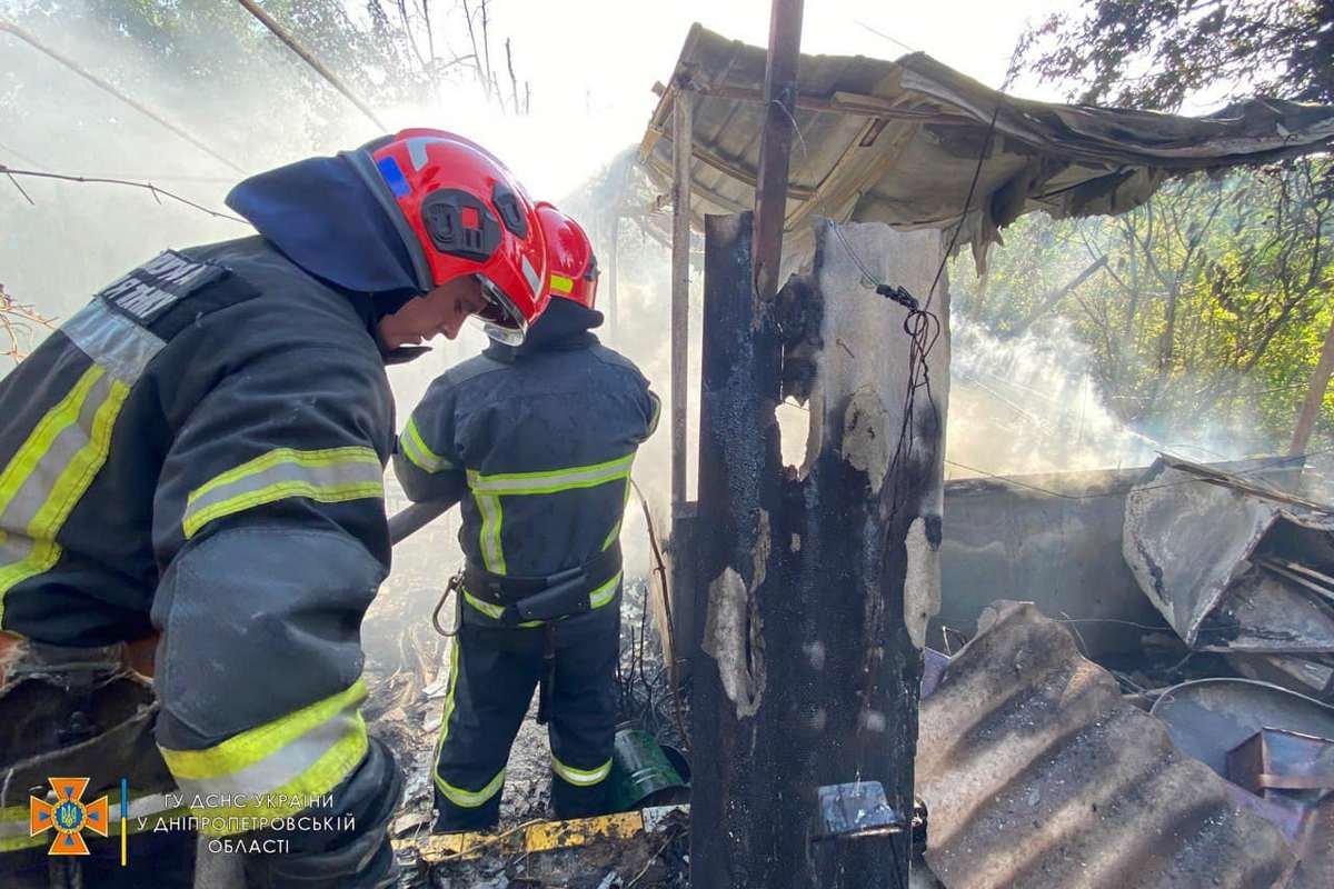Вогонь перекинувся на сусідню будівлю Вогонь перекинувся на сусідню будівлю