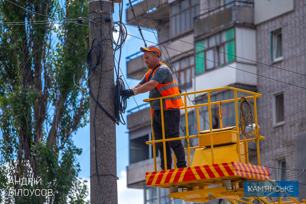У цей складний час у Кам'янському знайшли можливість за спонсорські кошти встановити світлофори на трьох аварійних перехрестях