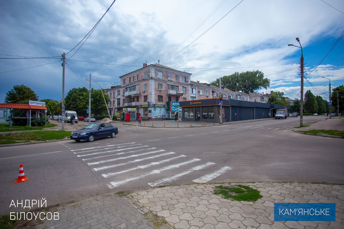 Також до кінця серпня новий світлофорний комплекс, який складається з 8 транспортних, 6 пішохідних та 2 трамвайних світлофорів, запрацює на перетині проспекту Конституції та вулиці В’ячеслава Чорновола