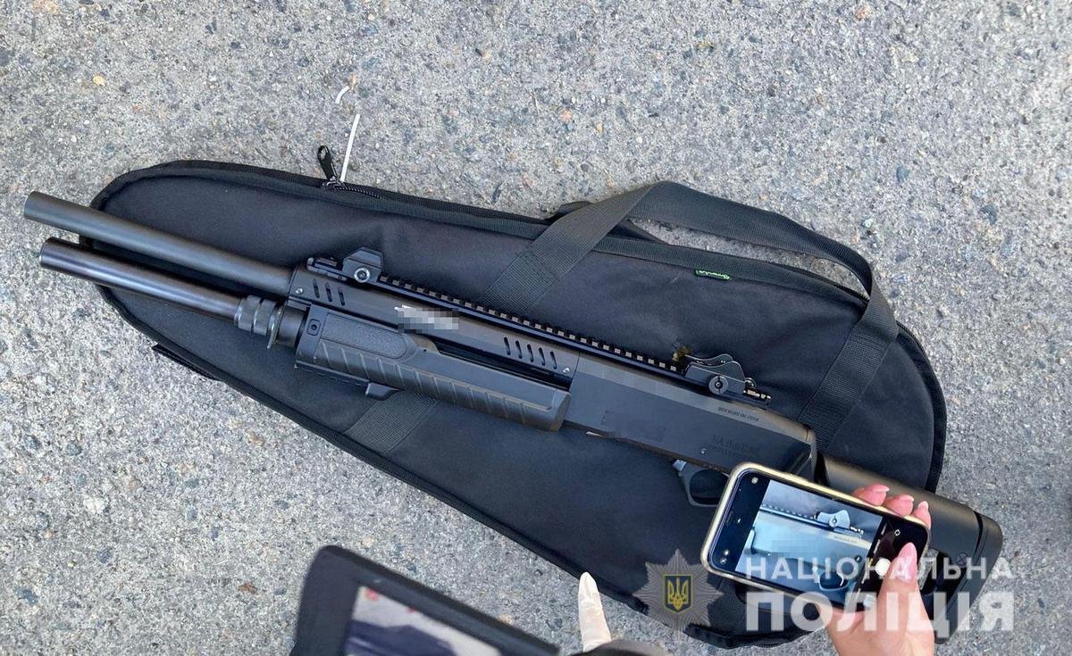 Вони розбили водійське скло та пошкодили шини, після чого побили водія та поїхали з місця злочину Вони розбили водійське скло та пошкодили шини, після чого побили водія та поїхали з місця злочину