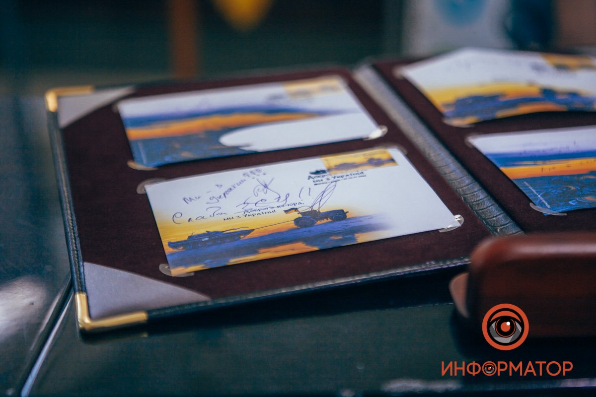 2 мільйони марок з номіналом W - еквівалент 1,5 доларів США 2 мільйони марок з номіналом W - еквівалент 1,5 доларів США