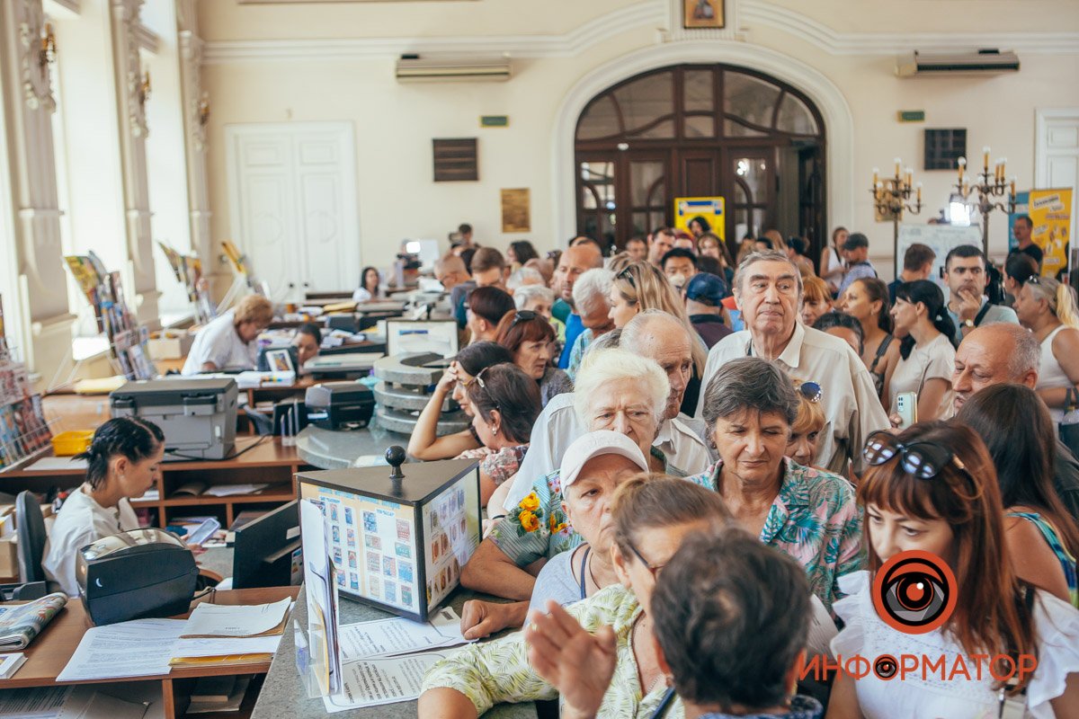 В одні руки продають не більше 2-х аркушів марок В одні руки продають не більше 2-х аркушів марок