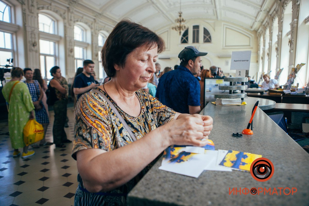 На марці зображений трактор з українським прапором, який тягне за собою російський танк На марці зображений трактор з українським прапором, який тягне за собою російський танк