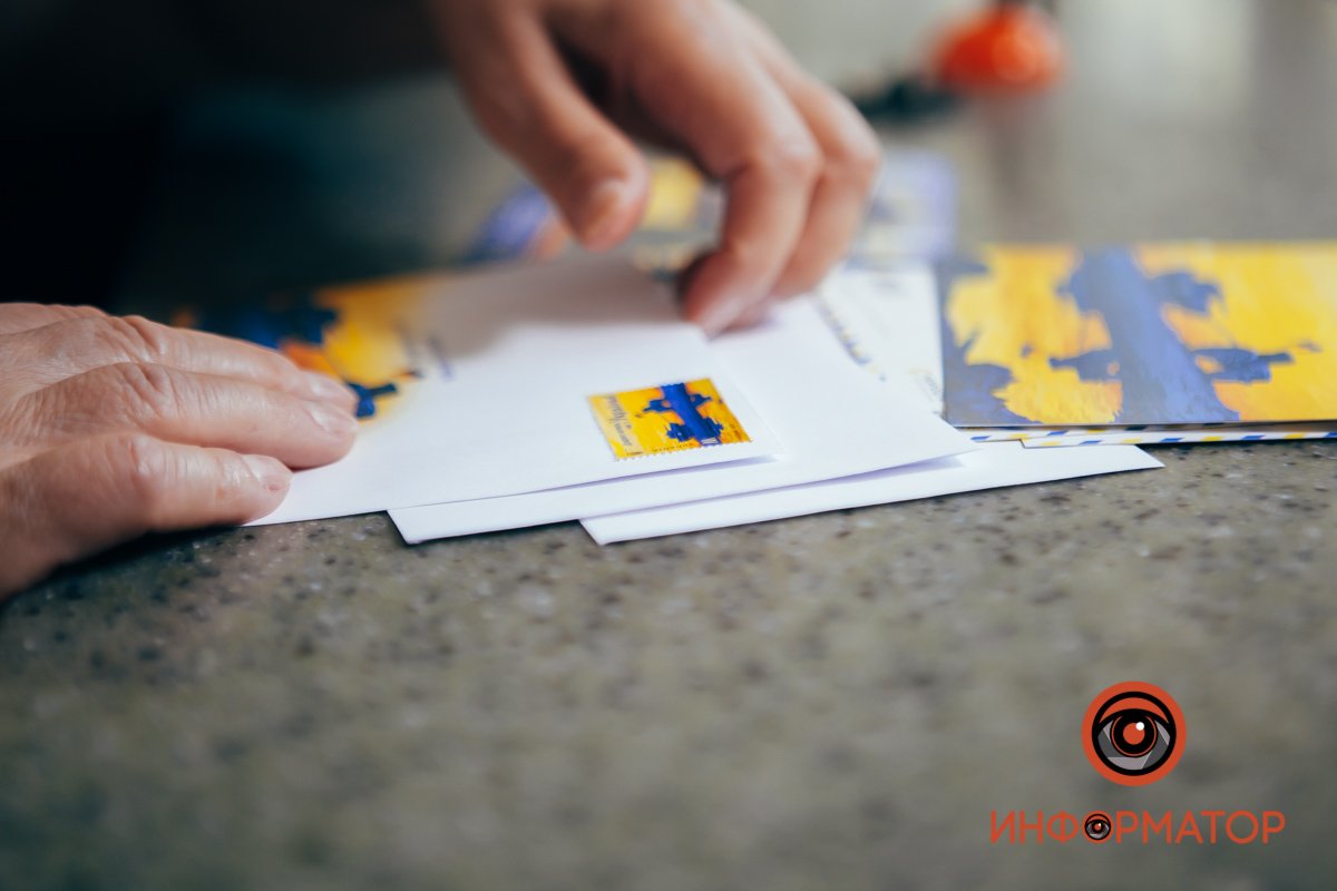 Можна придбати і мерч із зображенням марки: футболки, два види магнітів та відкривачки Можна придбати і мерч із зображенням марки: футболки, два види магнітів та відкривачки