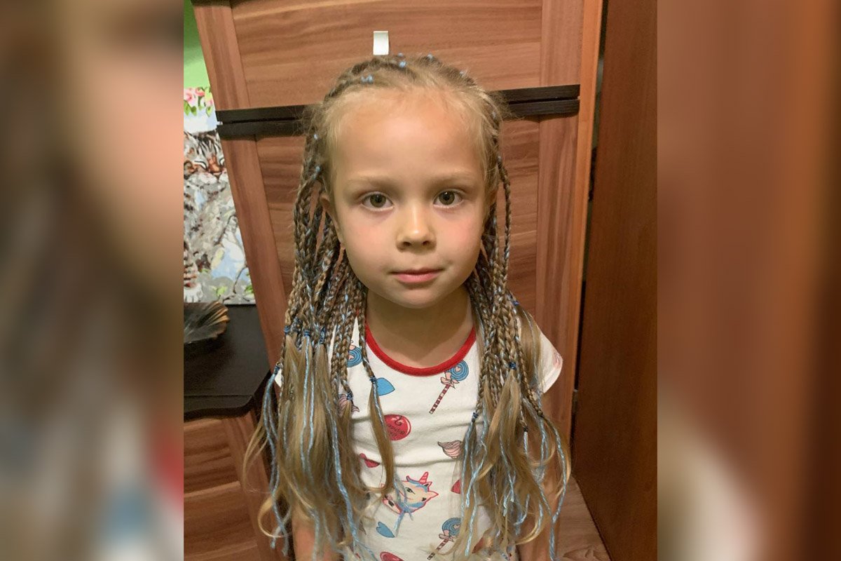 Ось такі коси заплітає школярка Ось такі коси заплітає школярка