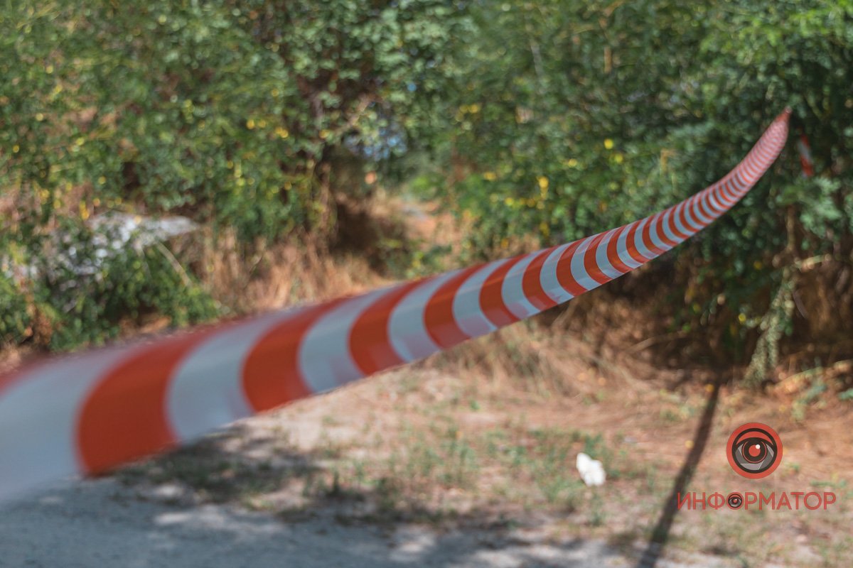 Місце огородили сигнальною стрічкою Місце огородили сигнальною стрічкою