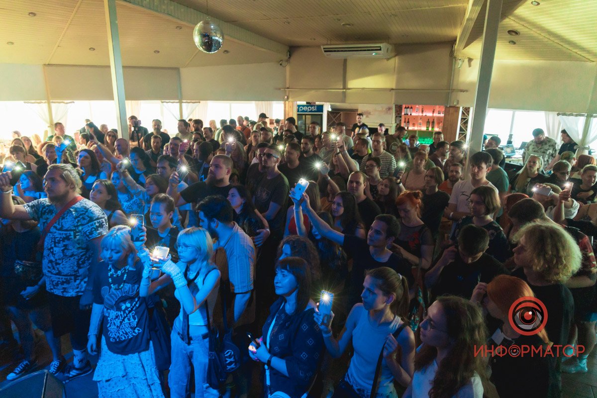 Теплі емоції, крута музика та допомога армії: як у Дніпрі пройшов благодійний концерт "Бавовна 2.0" 5