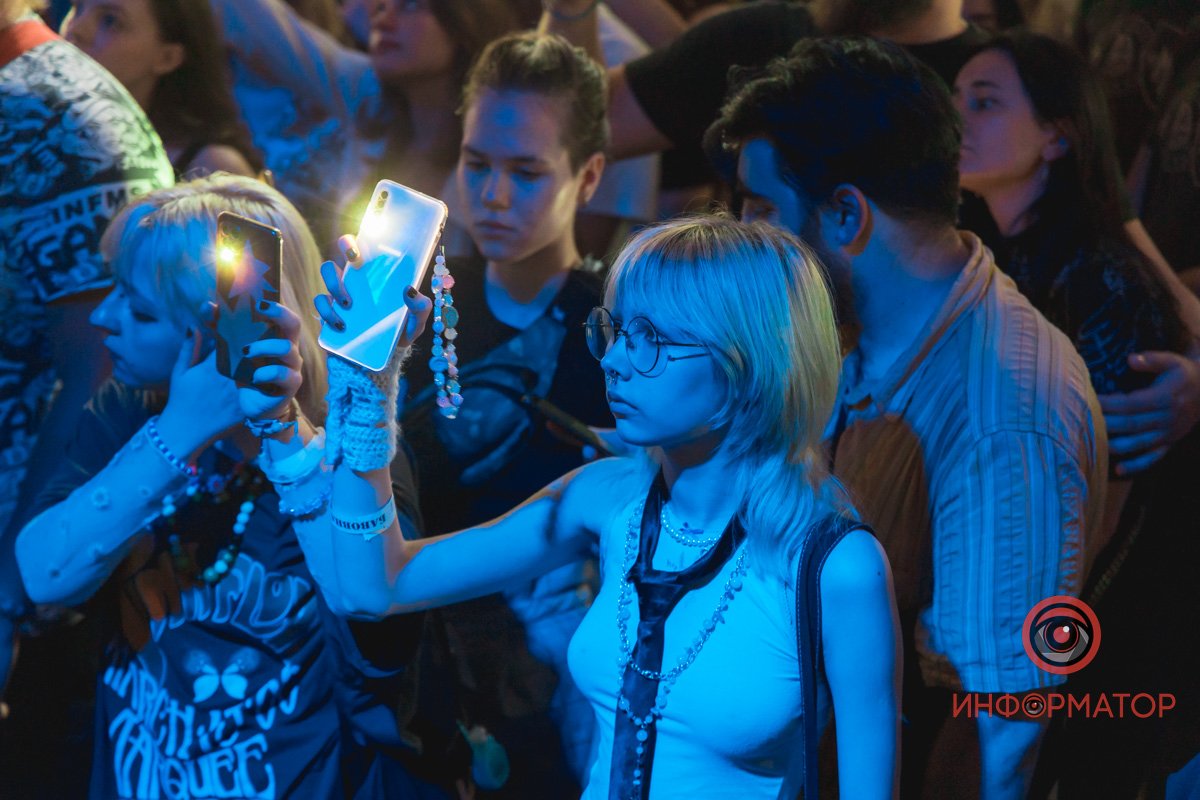 Теплі емоції, крута музика та допомога армії: як у Дніпрі пройшов благодійний концерт "Бавовна 2.0" 6