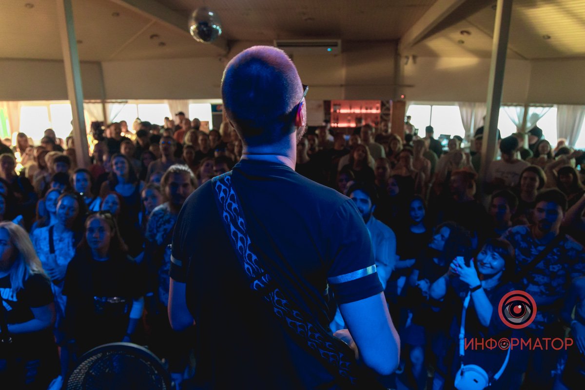 Теплі емоції, крута музика та допомога армії: як у Дніпрі пройшов благодійний концерт "Бавовна 2.0" 9